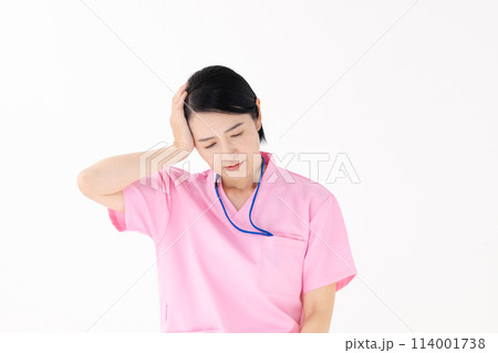 スクラブの女性　頭痛 114001738