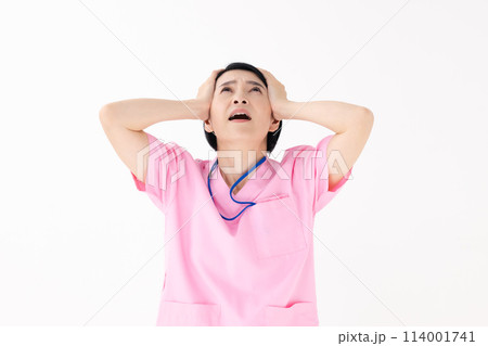 スクラブの女性　頭痛 114001741
