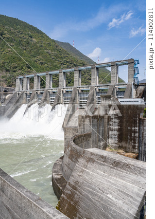 放水する秋葉ダム(静岡県) 114002811