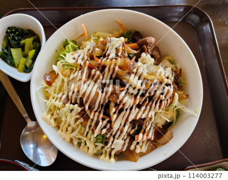 たっぷりマヨネーズの焼肉丼 たっぷりマヨネーズの焼肉丼 114003277