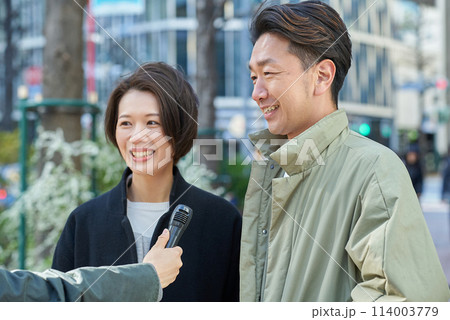 街頭インタビューを受ける男女 街頭インタビューを受ける男女 114003779