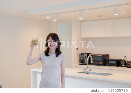 家でスムージーを飲む若い女性 家でスムージーを飲む若い女性 114005750