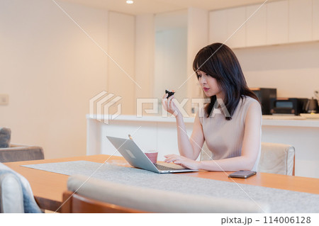 テレワークをしながらごはんを食べる多忙な女性 テレワークをしながらごはんを食べる多忙な女性 114006128