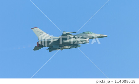 アメリカ空軍F-16ファイティングファルコン上昇 114009319