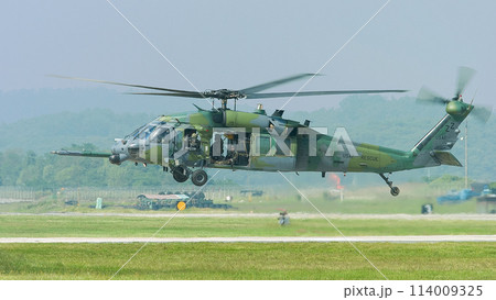 ホバーリングするアメリカ空軍HH-60Gペイブホーク ホバーリングするアメリカ空軍HH-60Gペイブホーク 114009325