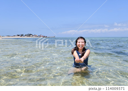 ビーチで遊ぶ女の子(フィリピン、パンダノン島) ビーチで遊ぶ女の子(フィリピン、パンダノン島) 114009371
