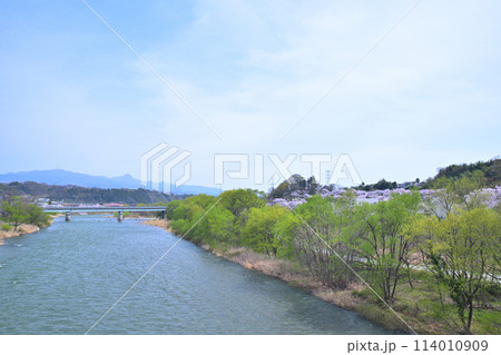 春 増水のの利根川 赤城の山並 地蔵橋からの風景 沼田市 春 増水のの利根川 赤城の山並 地蔵橋からの風景 沼田市 114010909