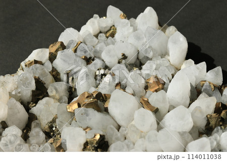 水晶と黄鉄鉱の群晶 水晶と黄鉄鉱の群晶 114011038