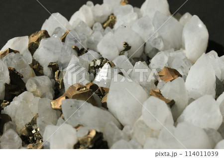 水晶と黄鉄鉱の群晶 114011039