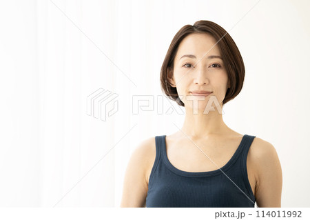 窓辺に立つ女性 114011992