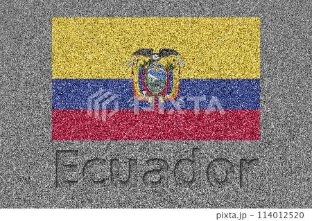 石板の上に描かれたエクアドルの国旗と、掘ったような「Ecuador」の文字 114012520