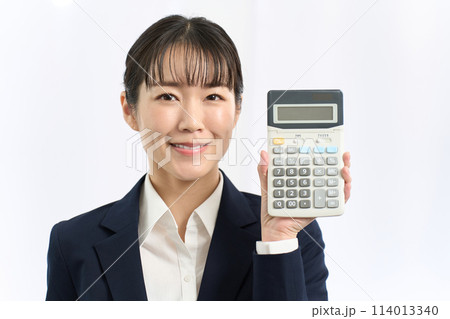 笑顔で電卓を持つビジネスウーマン 114013340