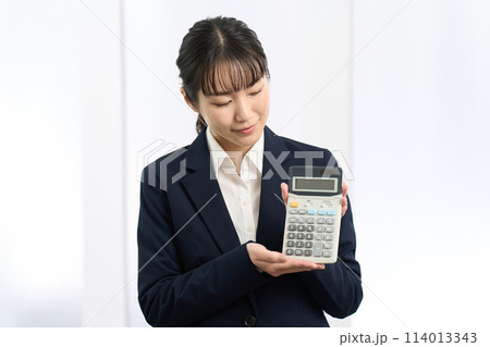 笑顔で電卓を持つビジネスウーマン 笑顔で電卓を持つビジネスウーマン 114013343