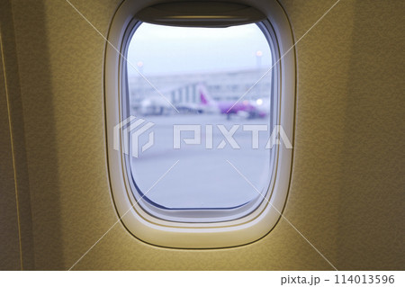 飛行機　機内の様子の画像 114013596