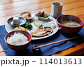 美味しい伝統的な和風の朝ご飯 114013613