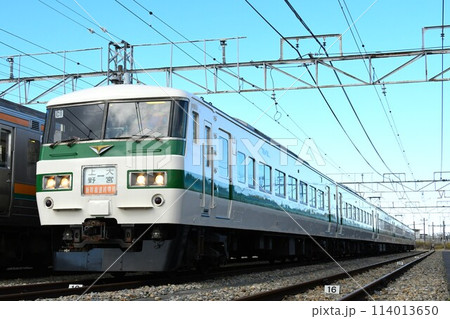 車両基地に停車する185系電車(新幹線リレー号表示) 車両基地に停車する185系電車(新幹線リレー号表示) 114013650