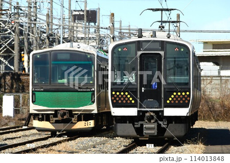 車両基地に停車するEV-E301系とE131系600番台 114013848