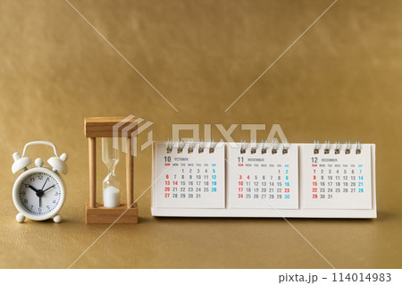 時計・砂時計・カレンダー　時のイメージ 114014983