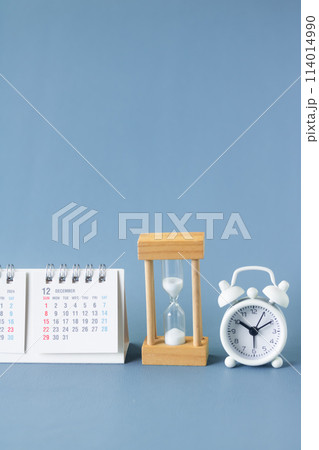 時計・砂時計・カレンダー　時のイメージ 114014990