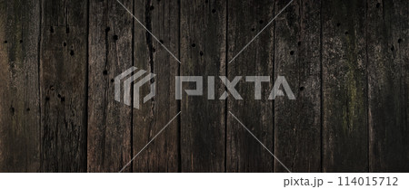 色褪せた焦茶色の木目のある枕木を並べた外壁の横長の背景画像 色褪せた焦茶色の木目のある枕木を並べた外壁の横長の背景画像 114015712