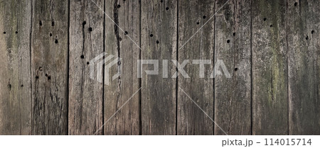 色褪せた暗い茶色の木目のある枕木を並べた外壁の横長の背景画像 114015714