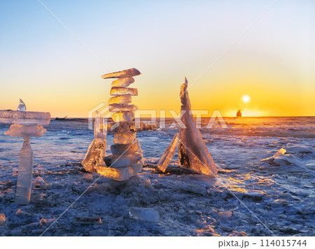 冬の北海道十勝川河口　朝焼けに染まる大津海岸の積み上げられたジュエリーアイス 114015744