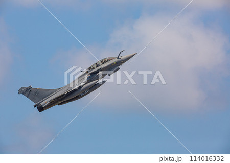 大空を飛ぶ戦闘機 114016332