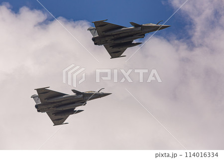 大空を飛ぶ戦闘機 大空を飛ぶ戦闘機 114016334