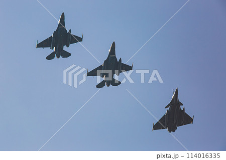 大空を飛ぶ戦闘機 大空を飛ぶ戦闘機 114016335