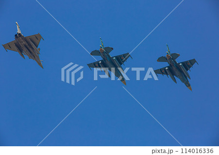 大空を飛ぶ戦闘機 114016336