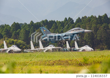 大空を飛ぶ戦闘機 114016337