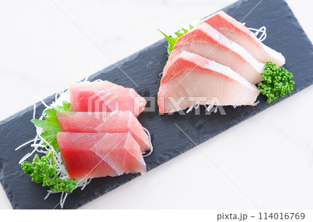 新鮮なお刺身の二種盛り(まぐろ、ブリ) 新鮮なお刺身の二種盛り(まぐろ、ブリ) 114016769