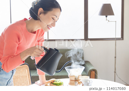 朝食でコーヒーを淹れる女性 114017080
