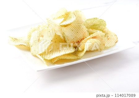 お皿に山盛りの、のり塩味のポテトチップス お皿に山盛りの、のり塩味のポテトチップス 114017089