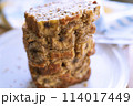 皿の上に積み上げられたバナナブレッドのスライス 114017449