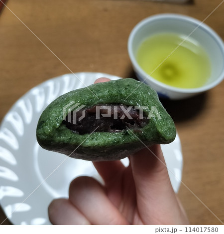 抹茶入りのおちゃとよもぎもち 114017580