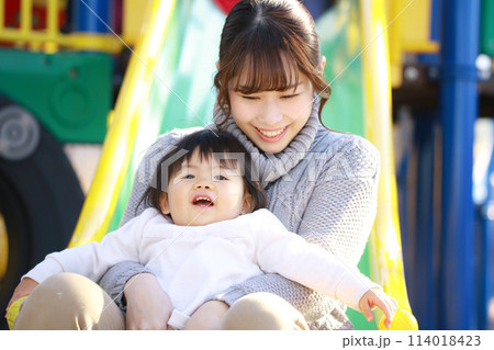 すべり台で遊ぶ親子 すべり台で遊ぶ親子 114018423