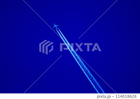 青空に伸びる飛行機雲 114018628