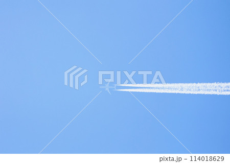 青空に伸びる飛行機雲 114018629