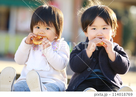 ドーナツを食べる子供たち ドーナツを食べる子供たち 114018769