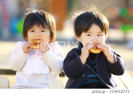 ドーナツを食べる子供たち 114018772
