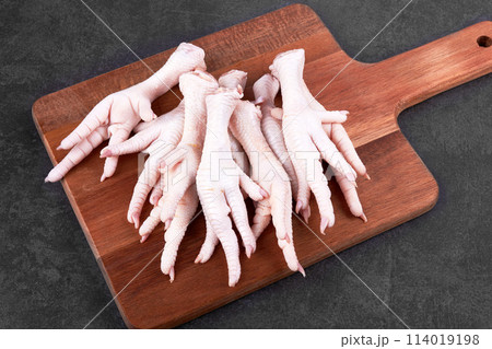 Raw chicken feet 114019198