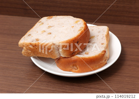 パン、ブレッド、くるみ、くるみパン、クルミ、くるみブレッド、洋食、軽食、食べ物、食パン、トースト パン、ブレッド、くるみ、くるみパン、クルミ、くるみブレッド、洋食、軽食、食べ物、食パン、トースト 114019212