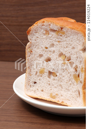 パン、ブレッド、くるみ、くるみパン、クルミ、くるみブレッド、洋食、軽食、食べ物、食パン、トースト 114019224