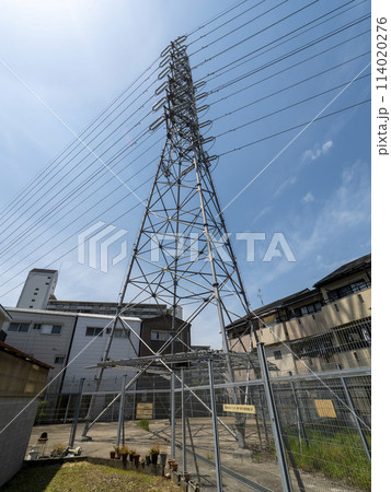 住宅密集地を通る送電塔 114020276