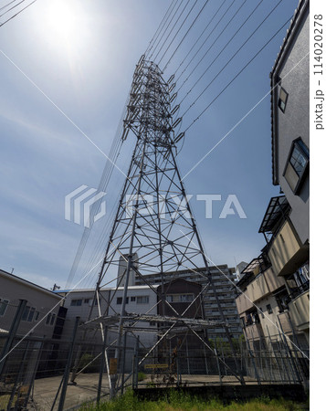 住宅密集地を通る送電塔 114020278