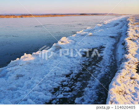 厳冬の北海道十勝川河口 薄氷流れる河面と凍った川岸 厳冬の北海道十勝川河口 薄氷流れる河面と凍った川岸 114020405
