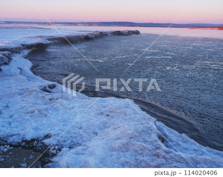 厳冬の北海道十勝川河口 薄氷流れる河面と凍った川岸 厳冬の北海道十勝川河口 薄氷流れる河面と凍った川岸 114020406