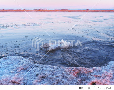 厳冬の北海道十勝川河口 薄氷流れる河面と凍った川岸 厳冬の北海道十勝川河口 薄氷流れる河面と凍った川岸 114020408