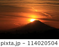富士山に沈みゆく太陽　ダイヤモンド富士 114020504